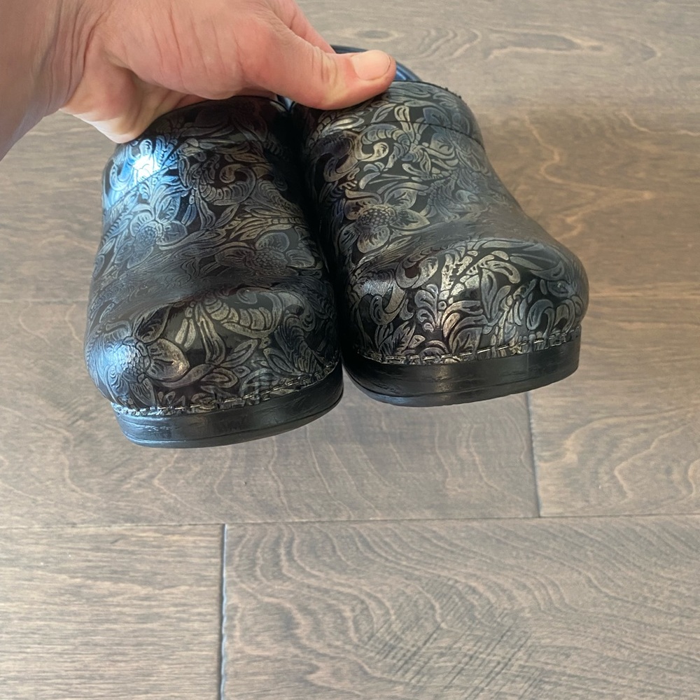 Dansko tooled embrossed floral black blue metallic professional woman’s … - Picture 3 of 12